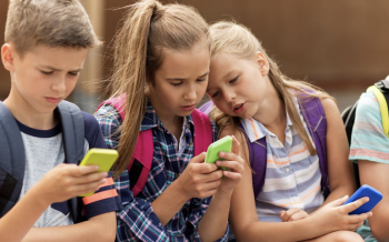 Ocho de cada diez maestros piden regular el uso de celulares en las escuelas.SEP